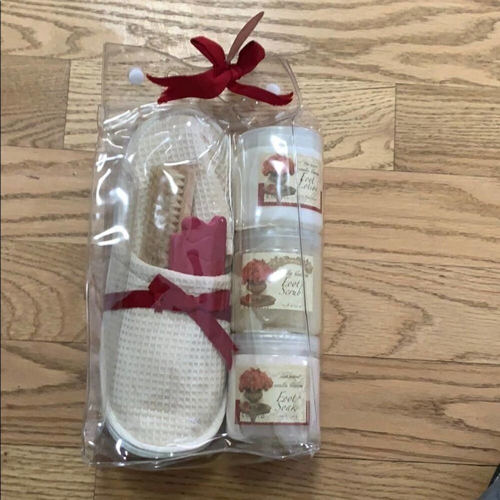 NWT SIMPLE PLEASURE VINILLA BLOSSOM FOOT SCRUB